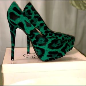Never used never worn Steve Madden Heels